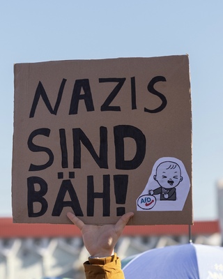Demoschild mit der Aufschrift: Nazis sind baeh